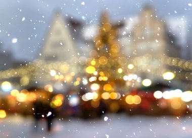  Kar, Noel ağacı şehrini bulanıklaştırdı Tallinn eski kasaba pazar yeri gölgesi altın konfeti tatil şablonu geçmiş geçmiş tebrik kartları uzay afişi kopyalandı 