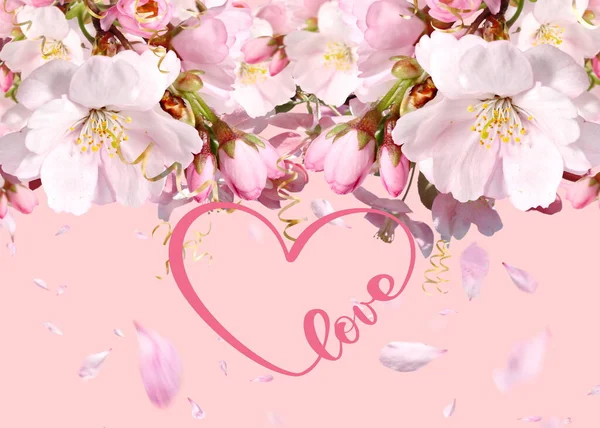 爱的文字粉红的花朵但是和花瓣在粉红的背景下情人节和女人的节日问候卡片心的文字字体背景模板复制空间 — 图库照片
