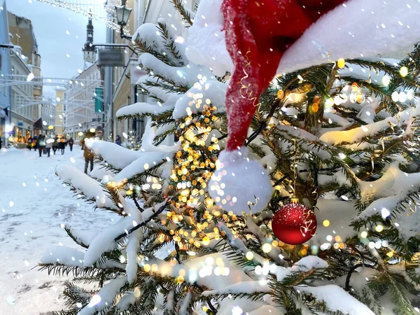 Christmas City Scene Green Tree Yellow Light Illumination Red Santa — Stock Photo, Image