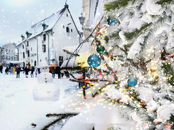 Snowy Winter Day People Walk Street Christmas Tree Decorated Illuminated — Fotografia de Stock