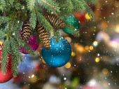  sněhové vločky ulice vánoční dekorace defokus rozmazané slavnostní borovice větev s červenou modrou zelenou koulí a zlaté konfety šablony pozadí 