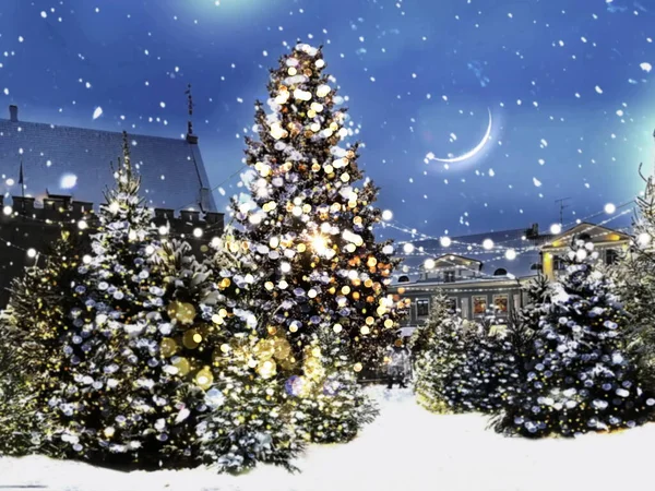  Gökyüzündeki Noel Gecesi Ayı Karlı Şenlikli Şehir Pazarı Yumuşak Kar Taneleri Şenlik dekorasyonu Aydınlatma Ortaçağ Şehri Estonya 'daki Tallinn Kasabası Tatili 