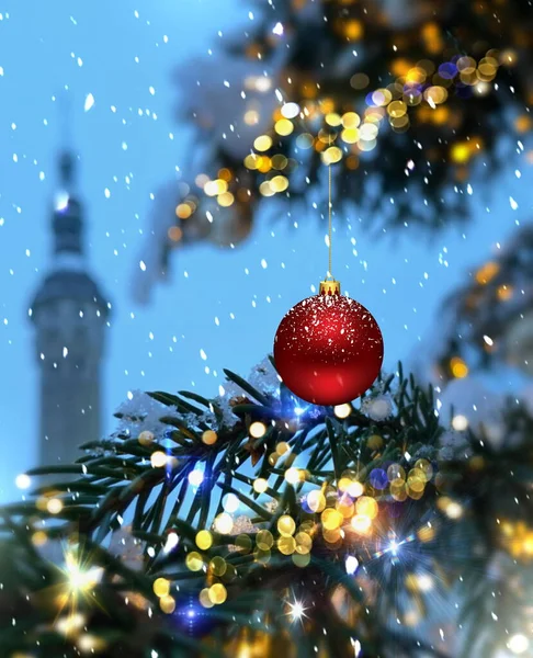 Χιόνι Χριστουγεννιάτικο Δέντρο Διακόσμηση Εορταστικές Μπάλες Κόκκινο Και Κίτρινο Χρυσό — Φωτογραφία Αρχείου