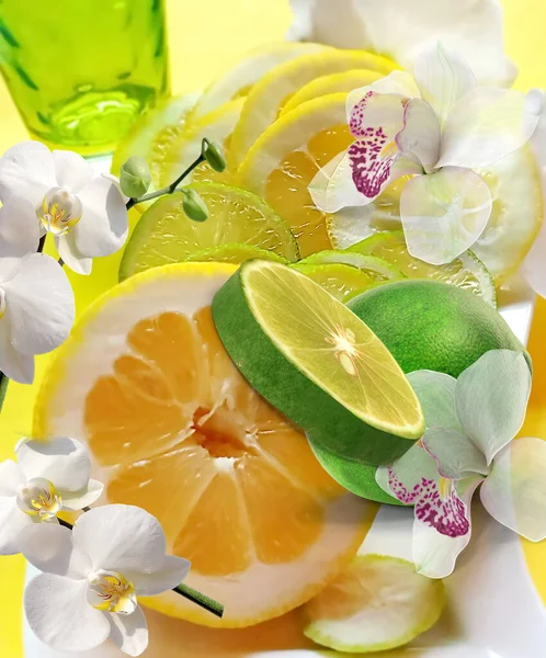 Citron Och Lime Skivor Och Orkidéer Blommor Vit Bakgrund Stilleben — Stockfoto