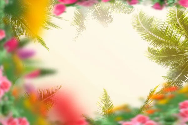 Niebieski Niebo Tropikalne Zielone Liście Palmy Froncie Egzotyczne Żółty Różowy — Zdjęcie stockowe