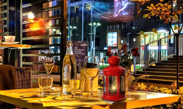 Autumn Street Café Tisch Mit Gelben Gläsern Wasser Rote Laterne — Stockfoto