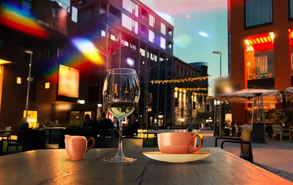  Gece kenti kahvesi ve bir bardak şarap modern ve antika evlerin masalarında. Lamba, aydınlık urman yaşamını gölgeliyor Tallinn eski kasabasında.