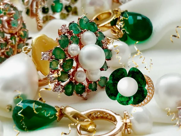 Smaragd Groen Witte Parel Gouden Ringen Earing Sieraden Witte Achtergrond — Stockfoto