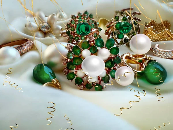 Smaragd Zöld Fehér Gyöngy Arany Gyűrűk Hallás Ékszerek Fehér Háttér — Stock Fotó