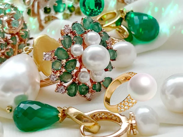 Esmeralda Verde Pérola Branca Anéis Ouro Jóias Brinco Fundo Branco — Fotografia de Stock