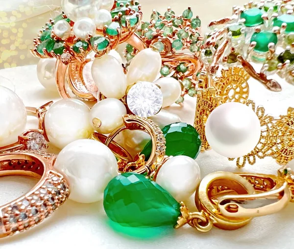 Smaragd Greeen Bílá Perla Zlaté Prsteny Ušní Šperky Bílém Pozadí — Stock fotografie