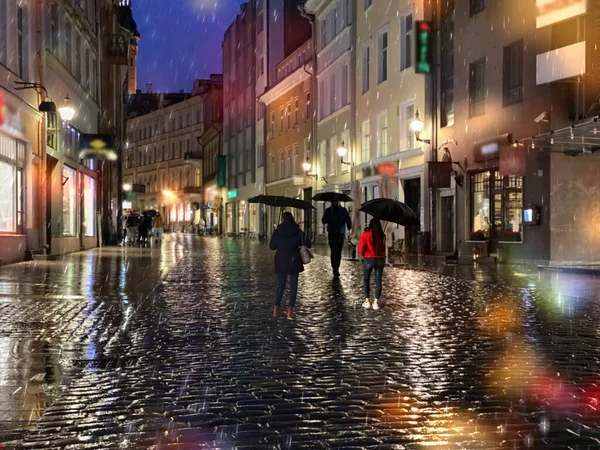 Regnperiod Kväll Regnig Gata Människor Med Paraplyer Stad Suddig Ljus — Stockfoto