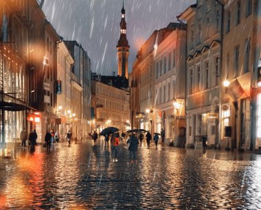Yağmurlu akşam sokak insanları şemsiyelerle yürüyorlar, gece aydınlığı bulanık kaldırımlar, ortaçağ evlerinin camları Tallinn 'deki eski belediye binası meydanından Avrupa' ya giden asfaltta yansıyor. 