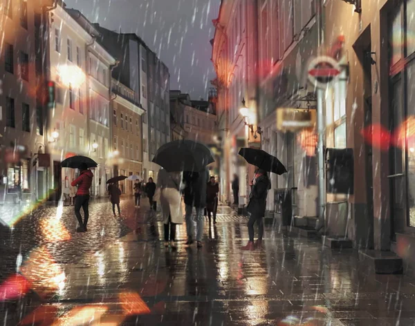 Βροχερό Βράδυ Δρόμο Άνθρωποι Περπατούν Ομπρέλες Bokeh Θολή Νύχτα Φως — Φωτογραφία Αρχείου