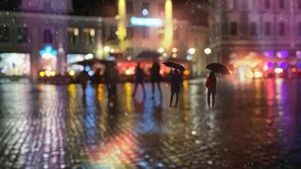 비오는 거리의 사람들은 우산을 가지고 안개가 밤길을 있습니다 중세의 집들은 — 스톡 사진
