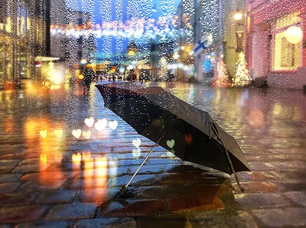 Yağmurlu Yağmur Damlaları Pencere Camı Manzarasına Sokak Şemsiyesine Islak Kaldırıma — Stok fotoğraf