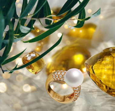  Mücevher altın yüzük doğal sarı sitrine taşı ve beyaz arkaplanda kristal elmaslarla altın yüzük. Lüks takılar takan zarif kadınlar. 