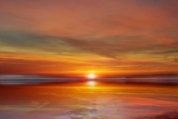 虹の劇的なピンクの夕日黄色の曇り劇的な青い嵐の空海の自然背景に反射ダウン日 — ストック写真
