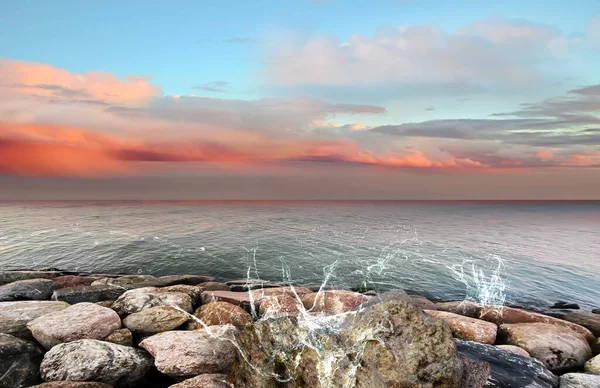 Różowy Zachód Słońca Morzu Zachmurzenie Dramatyczny Niebieski Różowy Niebo Przednich — Zdjęcie stockowe