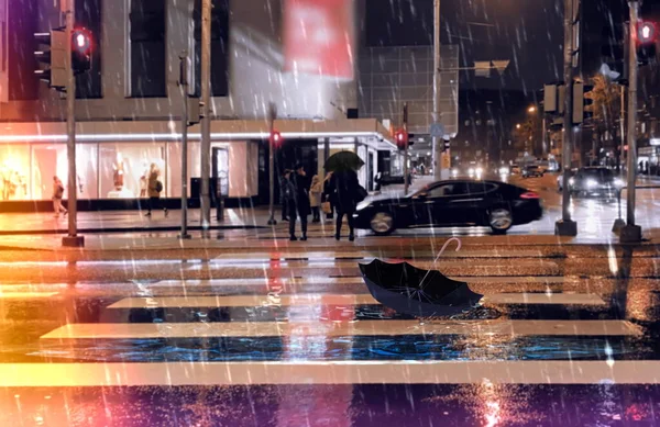 Βροχερή Πόλη Άνθρωποι Κάτω Από Ομπρέλα Βροχερό Βράδυ Πόλη Πόδια — Φωτογραφία Αρχείου