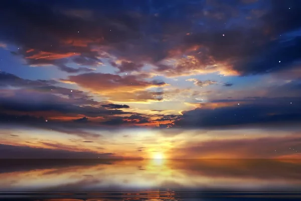 星空青い夕日ピンク黄色曇天太陽雲の反射海の水の自然景観背景 — ストック写真