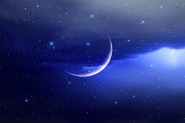 Koyu mavi yıldızlı gece gökyüzü büyük ay evreni kozmik bulutlu arkaplan