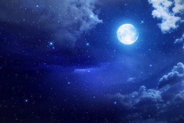 Koyu mavi yıldızlı gece gökyüzü büyük ay evreni kozmik bulutlu arkaplan