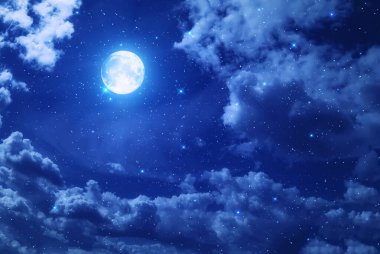 Koyu mavi yıldızlı gece gökyüzü büyük ay evreni kozmik bulutlu arkaplan