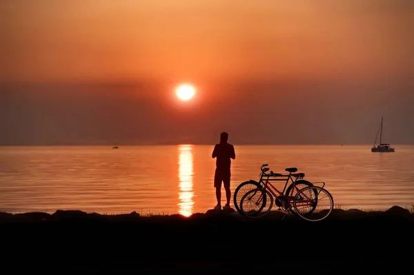 Orange Sonnenuntergang Der Promenade Menschen Entspannen Und Beobachten Rosa Bewölkten — Stockfoto