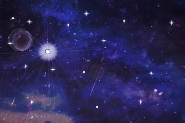 밤하늘에 우주의 빛줄기들 원추형을 배경으로 — 스톡 사진