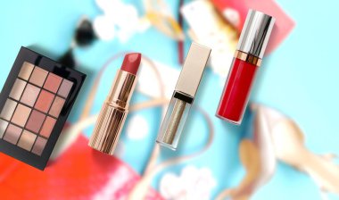 Makyaj Kadını Aksesuarları Kırmızı ruj Palet Kalem Kozmetik Mavi Arkaplan Şablonu, Boşluk Afişini Kopyala 