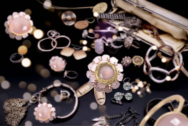 Gouden Sieraden Diamant Roze Edelsteen Ring Oorbel Armband Set Zwarte — Stockfoto