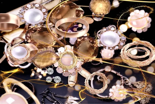 ブラックを基調としたゴールドジュエリーダイヤモンドピンクの宝石石のリングイヤリングブレスレット — ストック写真