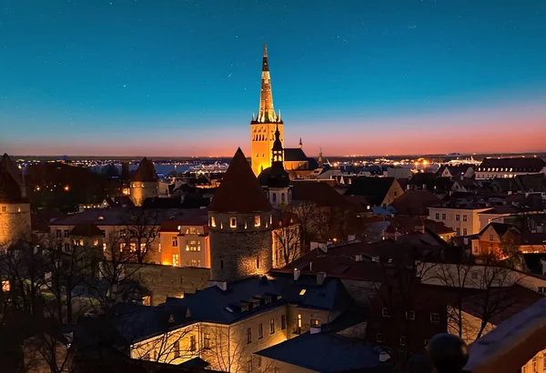 Tallinn Óváros Panoráma Csillagos Kék Hold Rózsaszín Naplemente Középkori Város — Stock Fotó