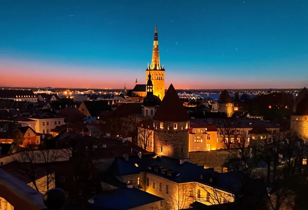 Panoráma Tallinn Óváros Csillagos Kék Rózsaszín Naplemente Középkori Város Tornyok — Stock Fotó