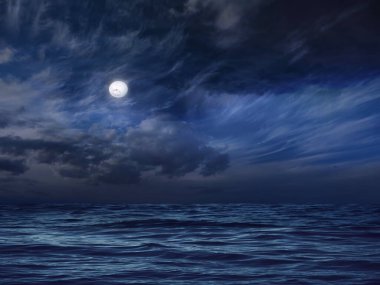 Bulutlu gece dramatik gökyüzü nebula yıldızlı gökyüzü büyük ay ve koyu mavi deniz suyu dalgası Auror Borealis arka plan fotokopi uzay şablonu