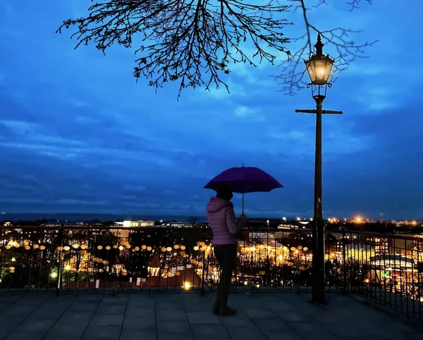 Azul Noche Cielo Hombre Chica Con Paraguas Ciudad Balcón Mirada — Foto de Stock