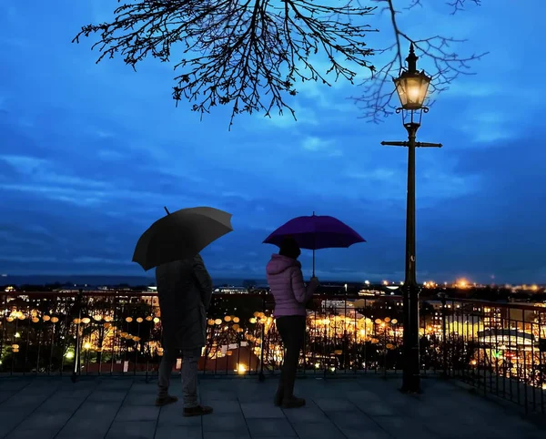 Μπλε Νύχτα Ουρανό Άνθρωπος Και Κορίτσι Ομπρέλα Στο Μπαλκόνι Της — Φωτογραφία Αρχείου