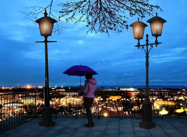 Nuit Bleue Sur Ciel Fille Avec Parapluie Sur Promenade Ville — Photo