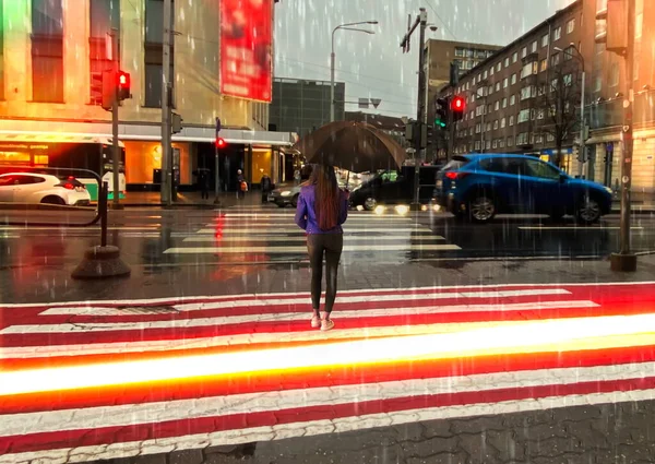 Βροχερός Δρόμος Βράδυ Θολή Φως Πόλη Κτίριο Αυτοκίνητο Κορίτσι Κυκλοφορίας — Φωτογραφία Αρχείου