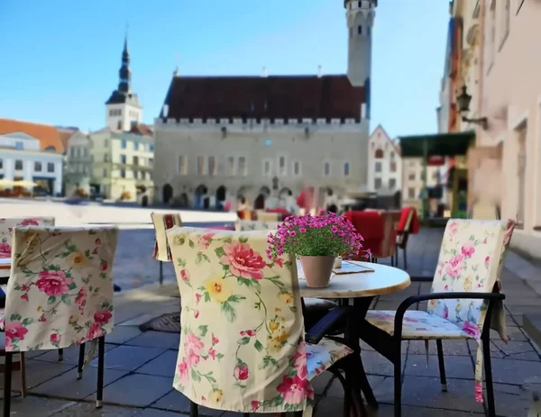 Street Cafe Óváros Tallinn Terem Tér Asztal Tetején Virágokkal Csésze — Stock Fotó