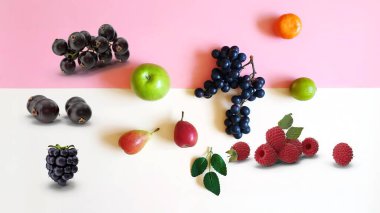 Üzüm, böğürtlen, böğürtlen, elma, sağlıklı yiyecekleri pembe beyaz arka plan, fotokopi alanı üzerinde karıştırır.
