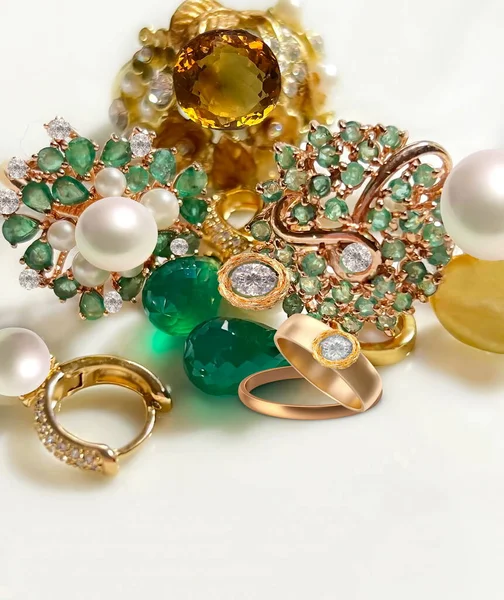 Bijoux Vert Émeraude Blanc Perle Jaune Citrine Bagues Rose Sur — Photo