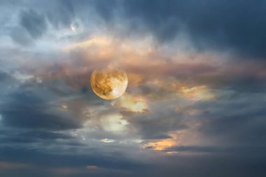 Büyük ay dramatik bulutlu gökyüzü ve doğa arka plan şablonu