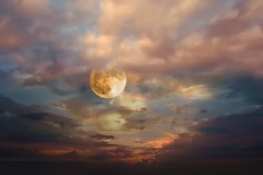 Büyük ay dramatik bulutlu gökyüzü ve doğa arka plan şablonu