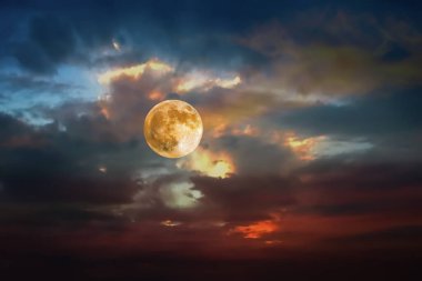  Büyük ay, turuncu, koyu ışık, dramatik bulutlu gökyüzü ve doğa arka plan şablonu.