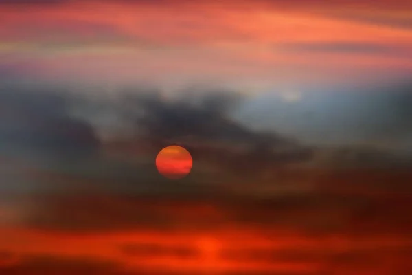 夕日と太陽が曇った夜劇的な黄色のピンク色の雲海の太陽の光の反射海の自然背景 — ストック写真