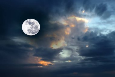 Günbatımında ay ışığı parlak atmosfer ve karanlık dramatik bulutlu mavi zemin hava tahmini 