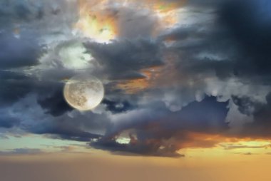 Günbatımında ay ışığı parlak atmosfer ve karanlık dramatik bulutlu mavi zemin hava tahmini 