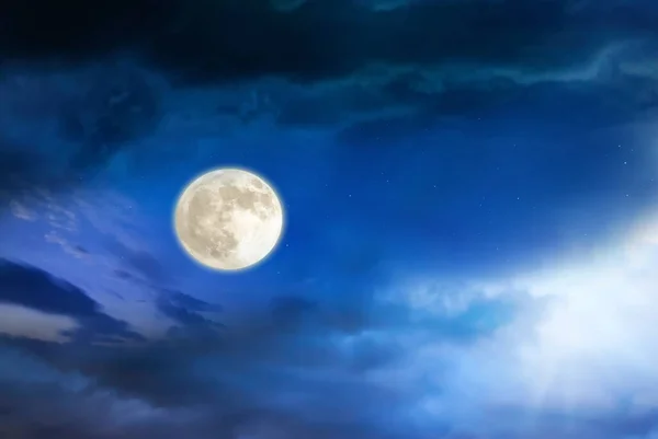 Luna Brillante Cielo Azul Nublado Atmósfera Fondo Pronóstico Del Tiempo —  Fotos de Stock